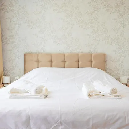 Appartement Urban Exec With Free Gym Pass, Full Office Setup And Designated Parking Space *