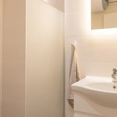 Urban Exec With Free Gym Pass, Full Office Setup And Designated Parking Space 아파트 *