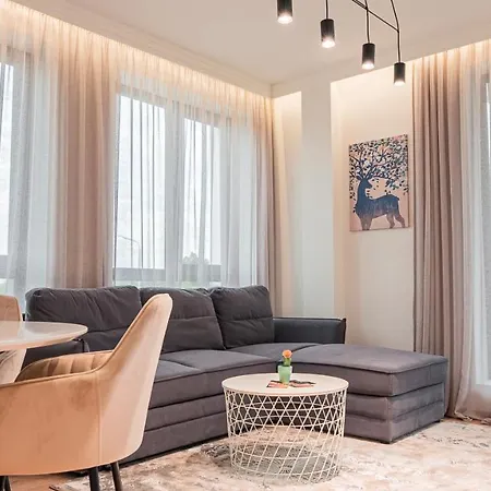 Urban Exec With Free Gym Pass And Full Office Setup Apartment *
