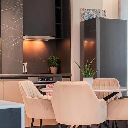 Urban Exec With Free Gym Pass, Full Office Setup And Designated Parking Space 아파트