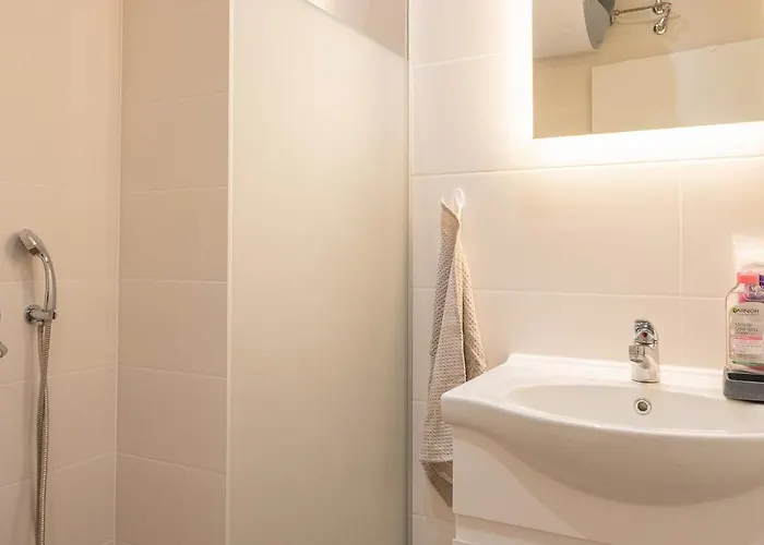 Urban Exec With Free Gym Pass, Full Office Setup And Designated Parking Space Apartament *